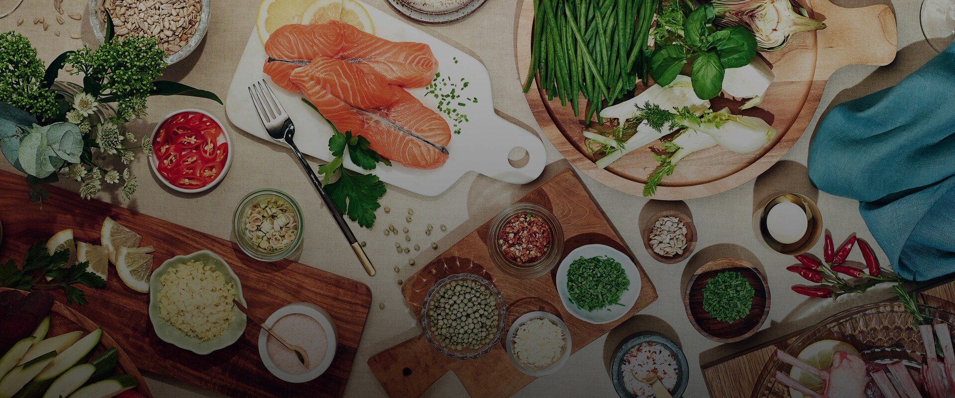 Råvarer som laks, grønnsaker og urter